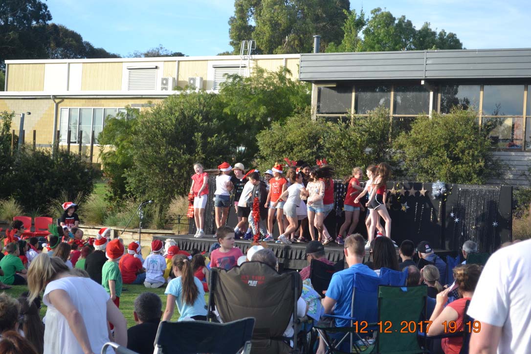 St Luke S School Carols - Photo 1