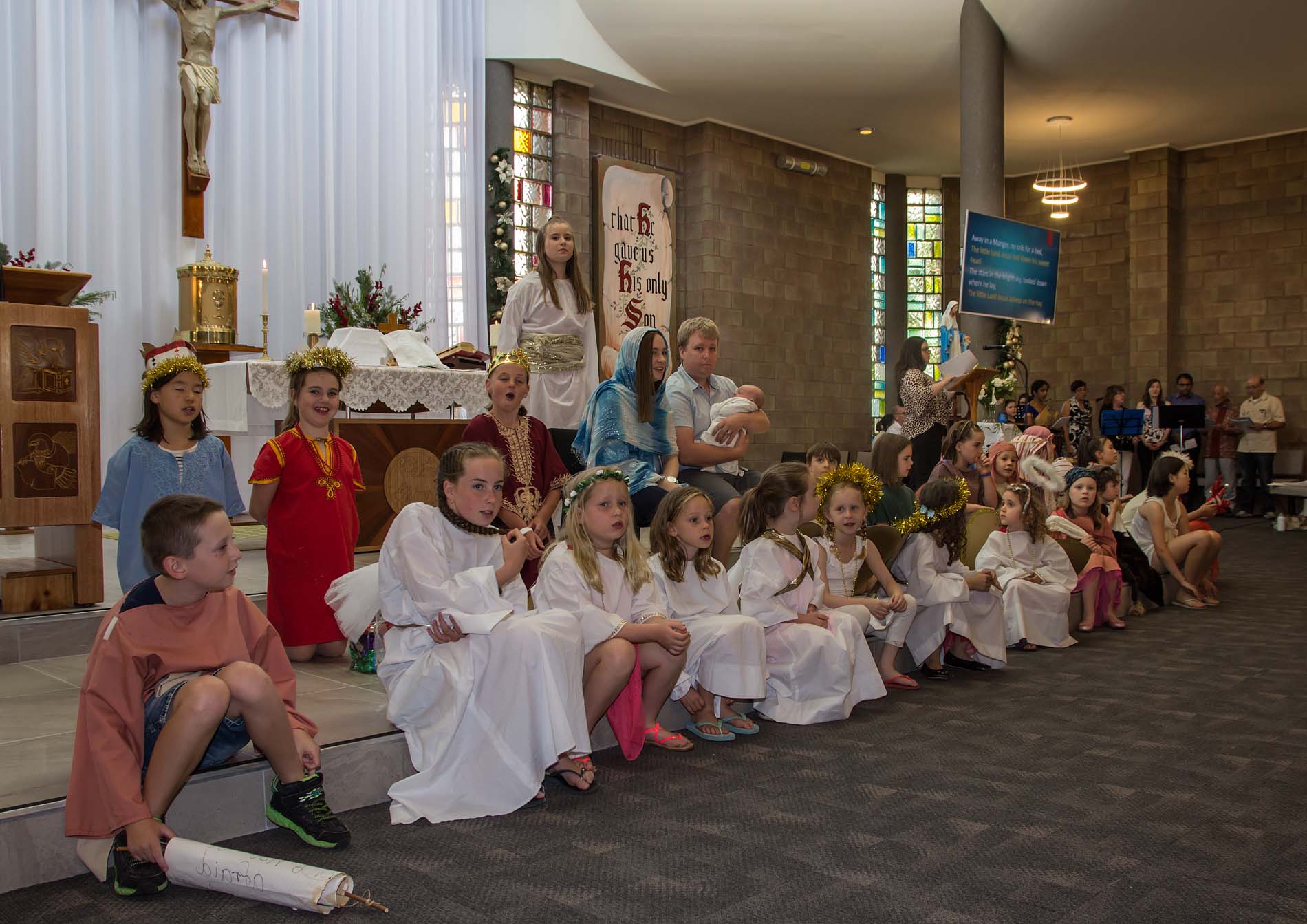 Christmas Family Mass 24 Dec - Photo 31