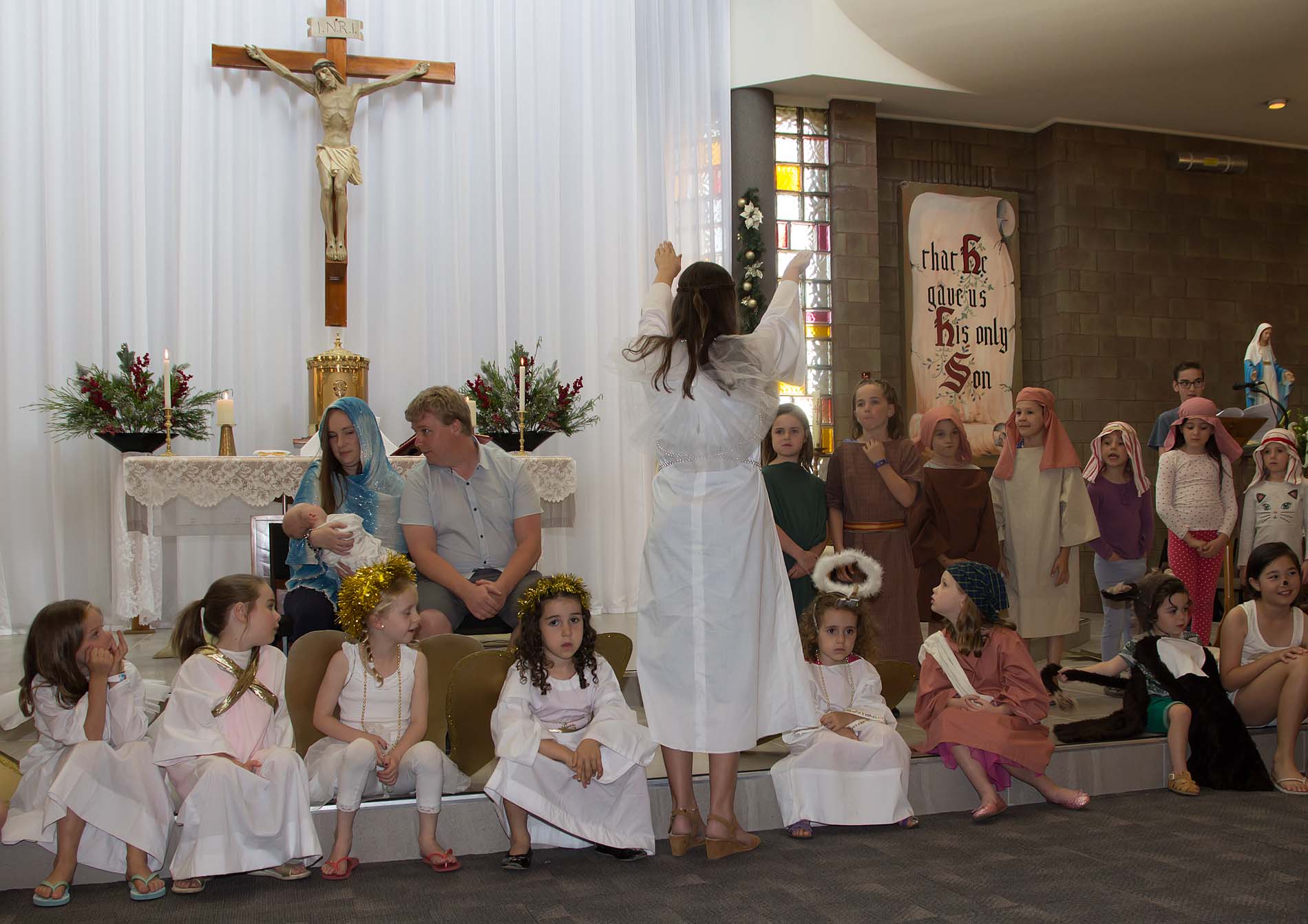 Christmas Family Mass 24 Dec - Photo 34